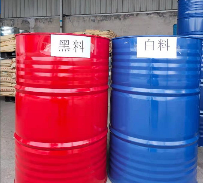 噴涂硬泡聚氨酯以聚氨酯黑料(聚合MDI)、順達白料(組合聚醚)為雙組分。按照質(zhì)量比1:1的比例，通過高壓無氣噴槍自動混合均勻，然后以氣霧的形式高速噴涂，由于其優(yōu)異的自粘接性能，最終在被噴涂面上形成均勻、細膩的泡沫體