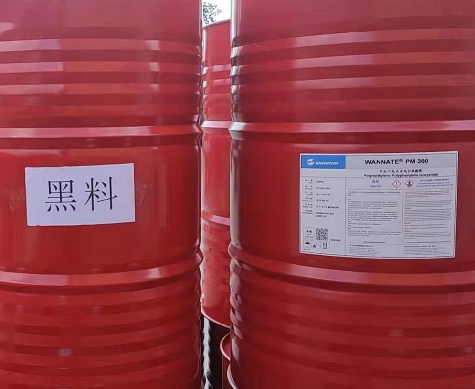 噴涂硬泡聚氨酯以聚氨酯黑料(聚合MDI)、順達白料(組合聚醚)為雙組分。按照質(zhì)量比1:1的比例，通過高壓無氣噴槍自動混合均勻，然后以氣霧的形式高速噴涂，由于其優(yōu)異的自粘接性能，最終在被噴涂面上形成均勻、細膩的泡沫體