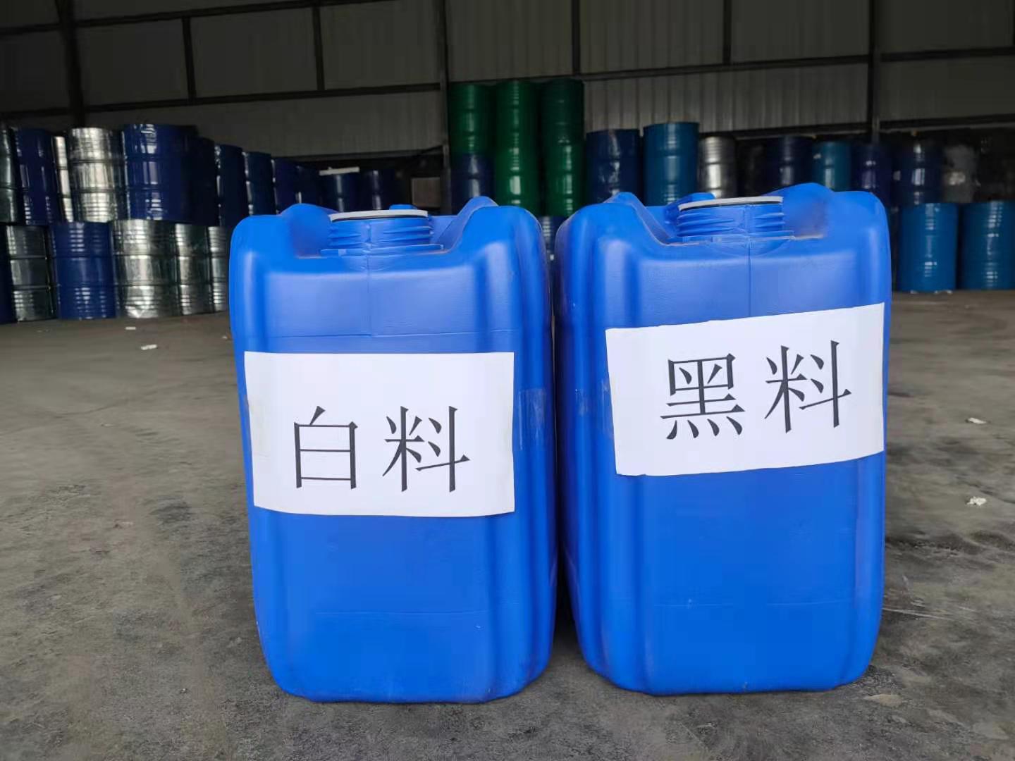 噴涂硬泡聚氨酯以聚氨酯黑料(聚合MDI)、順達白料(組合聚醚)為雙組分。按照質(zhì)量比1:1的比例，通過高壓無氣噴槍自動混合均勻，然后以氣霧的形式高速噴涂，由于其優(yōu)異的自粘接性能，最終在被噴涂面上形成均勻、細膩的泡沫體