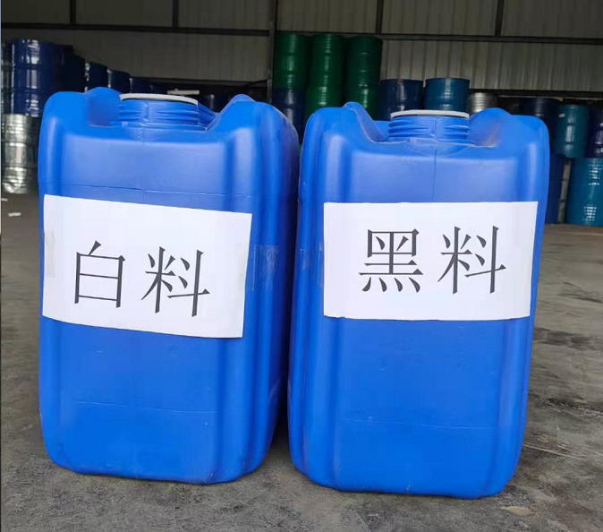 噴涂硬泡聚氨酯以聚氨酯黑料(聚合MDI)、順達白料(組合聚醚)為雙組分。按照質(zhì)量比1:1的比例，通過高壓無氣噴槍自動混合均勻，然后以氣霧的形式高速噴涂，由于其優(yōu)異的自粘接性能，最終在被噴涂面上形成均勻、細膩的泡沫體
