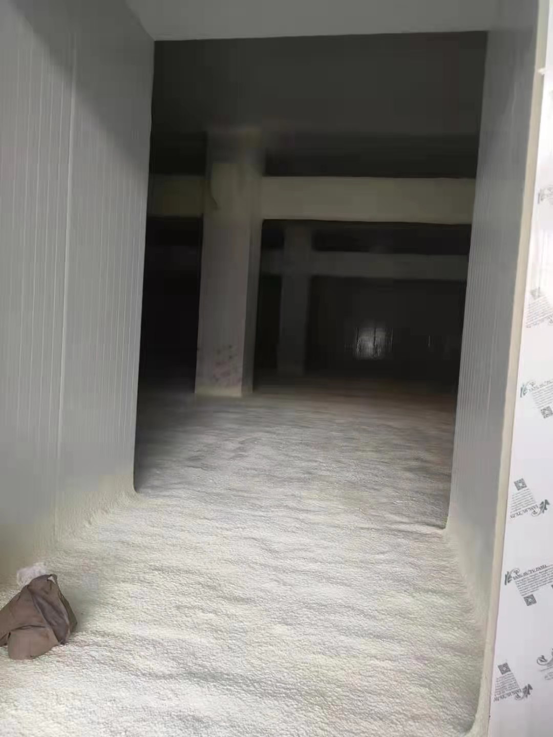 小型冷庫的地面保溫的做法比較簡單,因?yàn)樾⌒屠鋷鞂τ诶鋷煳锲返某兄貨]有特殊的要求,通常采用跟墻面保溫相同的聚氨酯冷庫板,也就是我們常說的六面體保溫(頂部+底部+四周墻面)。